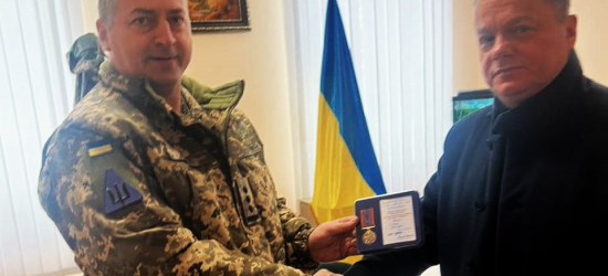 Юрій Доскіч отримав нагороду від командувача Повітряних сил України